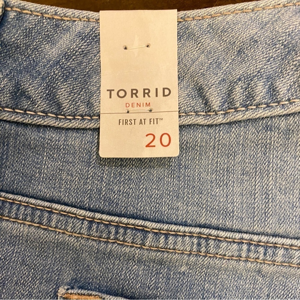 Torrid 20 NWT Denim Shorts Stretch Jeans Cutoffs Frayed Hems Light Wash New - Picture 5 of 10